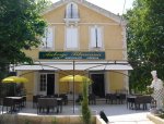 Ensemble immobilier compos� d'un restaurant et d'un immeuble avec logements
